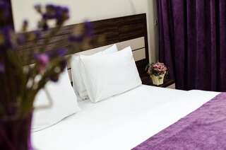 Гостевой дом Luxury House Шымкент Двухместный номер с 1 кроватью и собственной ванной комнатой-9