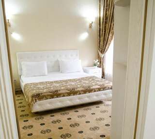 Гостевой дом Luxury House Шымкент Двухместный номер с 1 кроватью и балконом-5