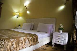 Гостевой дом Luxury House Шымкент Двухместный номер с 1 кроватью и балконом-9