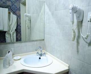 Гостевой дом Luxury House Шымкент Двухместный номер с 1 кроватью и собственной ванной комнатой-14