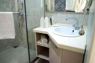 Гостевой дом Luxury House Шымкент Двухместный номер с 1 кроватью и собственной ванной комнатой-17